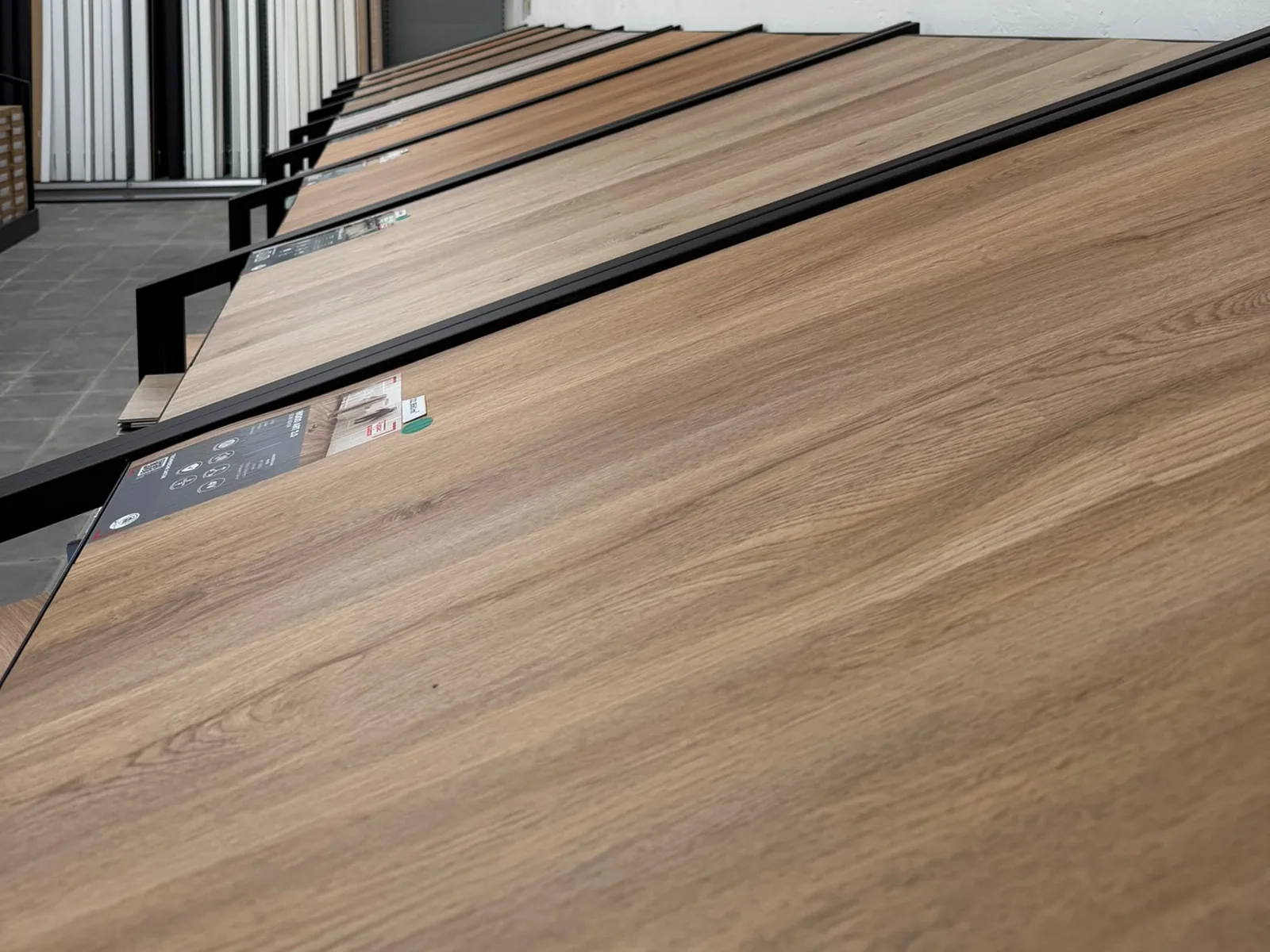 Vinyl-Dielen in Eiche auf den Displays bei CK Floor&More