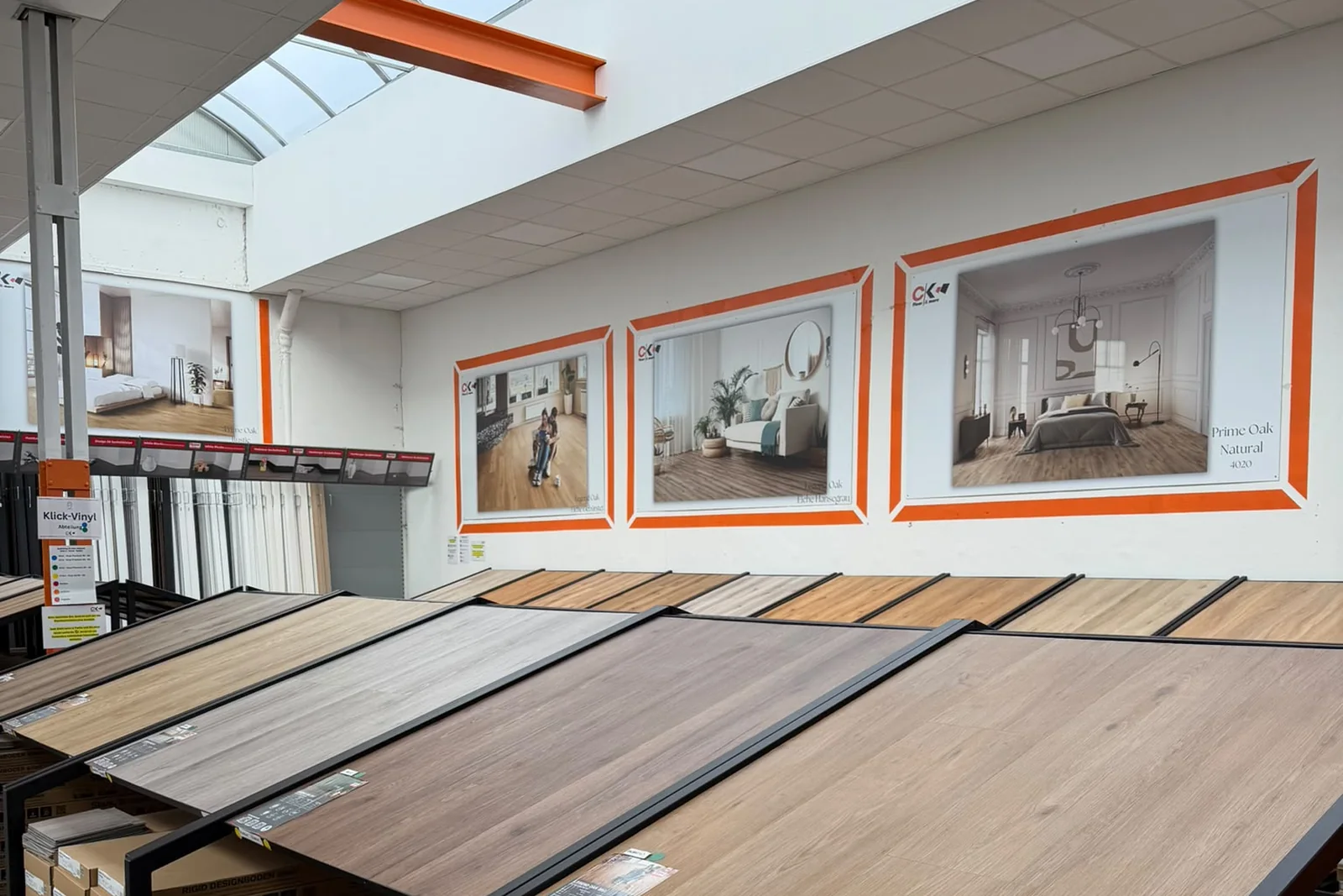 Ausstellung von CK Floor&More in Korschenbroich mit Vinyl-Dielen auf Displays